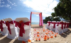 hawaii-Beach-dream-wedding-with-orange-and-pink-theme